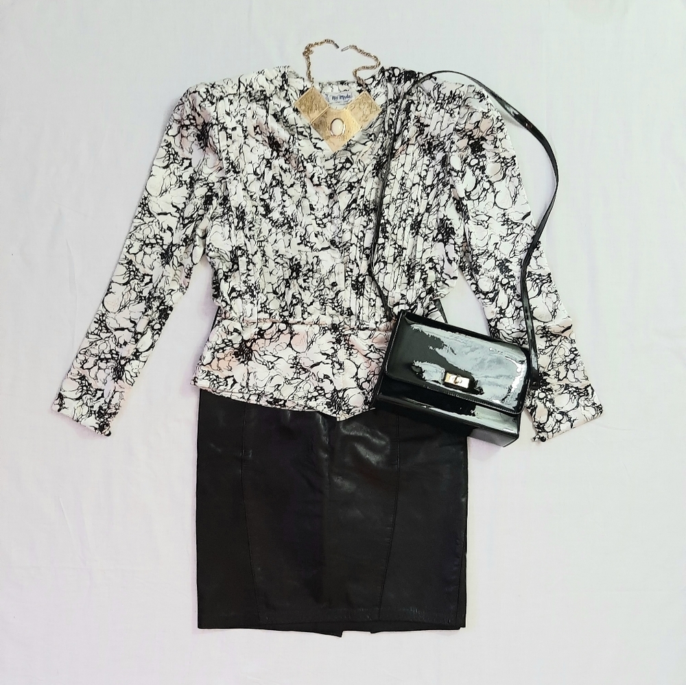 Vintage leather skirt size 4 with pockets!